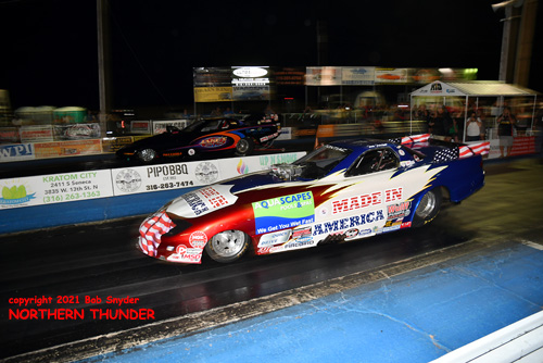 Tom Furches - 'Made in America' (near lane) vs 
Jeff Cameron - 'Jake's Speed Shop' (far lane)